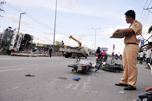 Ngã bất tỉnh vì... mải xem tai nạn - 4