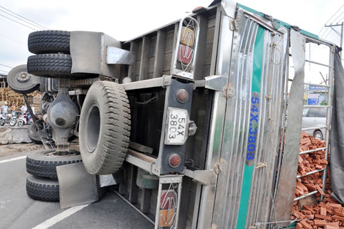 Ngã bất tỉnh vì... mải xem tai nạn - 5