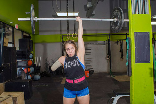 Nữ lực sỹ mất 1 tay vẫn nâng được mức tạ 95 kg - 1