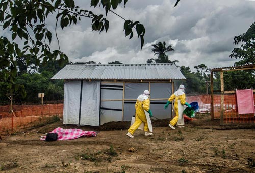 Hình ảnh đau lòng về dịch Ebola tuần qua - 1