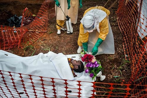 Hình ảnh đau lòng về dịch Ebola tuần qua - 4