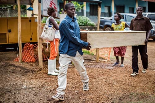 Hình ảnh đau lòng về dịch Ebola tuần qua - 5
