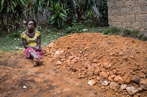 Hình ảnh đau lòng về dịch Ebola tuần qua - 7