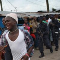 "Tâm bão" Ebola: Dân tấn công, cướp đồ bệnh nhân