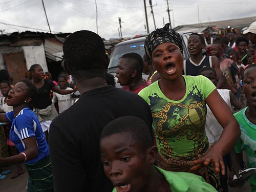"Tâm bão" Ebola: Dân tấn công, cướp đồ bệnh nhân - 1