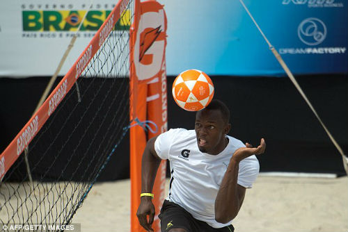 Usain Bolt trổ tài đá bóng chuyền siêu hạng - 1