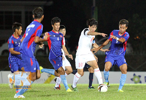 Chùm ảnh: U19 VN "hành hạ" đàn anh U21 Campuchia - 2