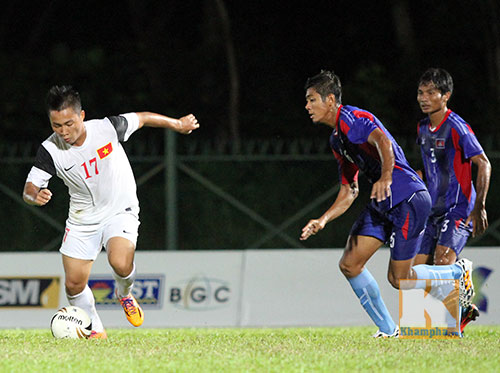 Chùm ảnh: U19 VN "hành hạ" đàn anh U21 Campuchia - 7