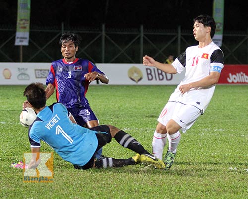 Chùm ảnh: U19 VN "hành hạ" đàn anh U21 Campuchia - 12