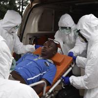 Khử trùng máy bay có hành khách đột tử vì nghi nhiễm Ebola