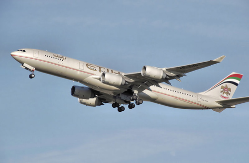Khử trùng máy bay có hành khách đột tử vì nghi nhiễm Ebola - 1
