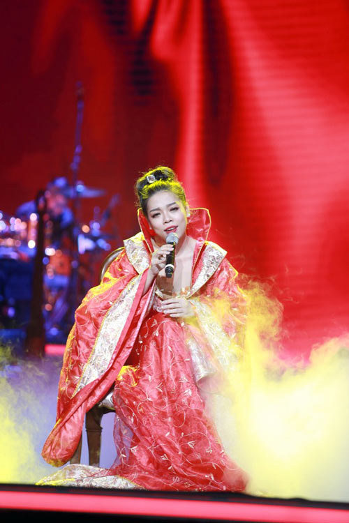 Hà Linh liên tục "gặp nạn" vì trang phục - 2