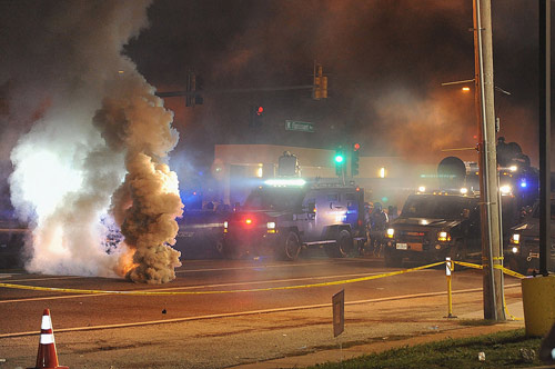 Mỹ: Vệ binh, thiết giáp bất lực trước bạo loạn - 1