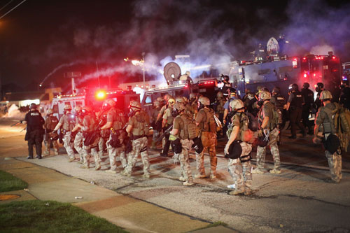 Mỹ: Vệ binh, thiết giáp bất lực trước bạo loạn - 2