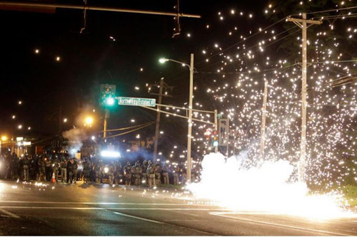 Mỹ: Vệ binh, thiết giáp bất lực trước bạo loạn - 4