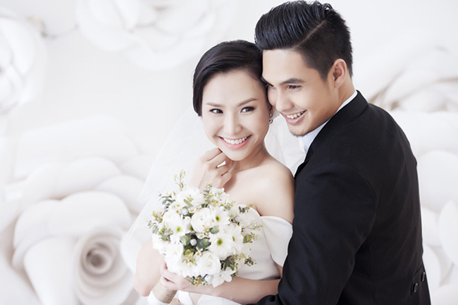 Baggio cũng là một “phi công trẻ” trong showbiz Việt khi anh bất ngờ làm đám cưới với Quỳnh Trâm vào cuối năm 2013. Anh kém bà xã tới 3 tuổi.