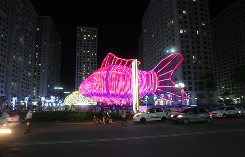 Đèn lồng cá chép khổng lồ đón Rằm Trung thu ở Hà Nội - 1
