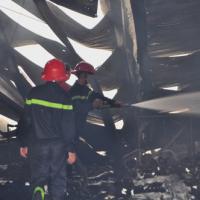 Tin tức trong ngày - Cháy công ty giày, phá tường cứu hơn chục công nhân