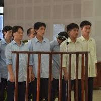 Pháp luật - Băng xả súng bắn người vì tiếng rú ga lĩnh án