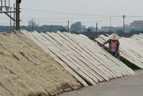 Vì sao mì, miến bán ngoài chợ có giá rẻ? - 2