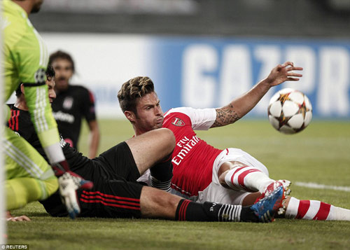 Arsenal bị cầm hòa: Tất cả tại Giroud "chân gỗ"? - 1