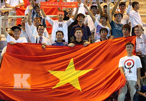 CĐV Việt ở Brunei “cháy” cùng U19 VN - 1