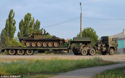 Báo Anh công bố bằng chứng Nga đưa xe tăng vào Ukraine? - 1