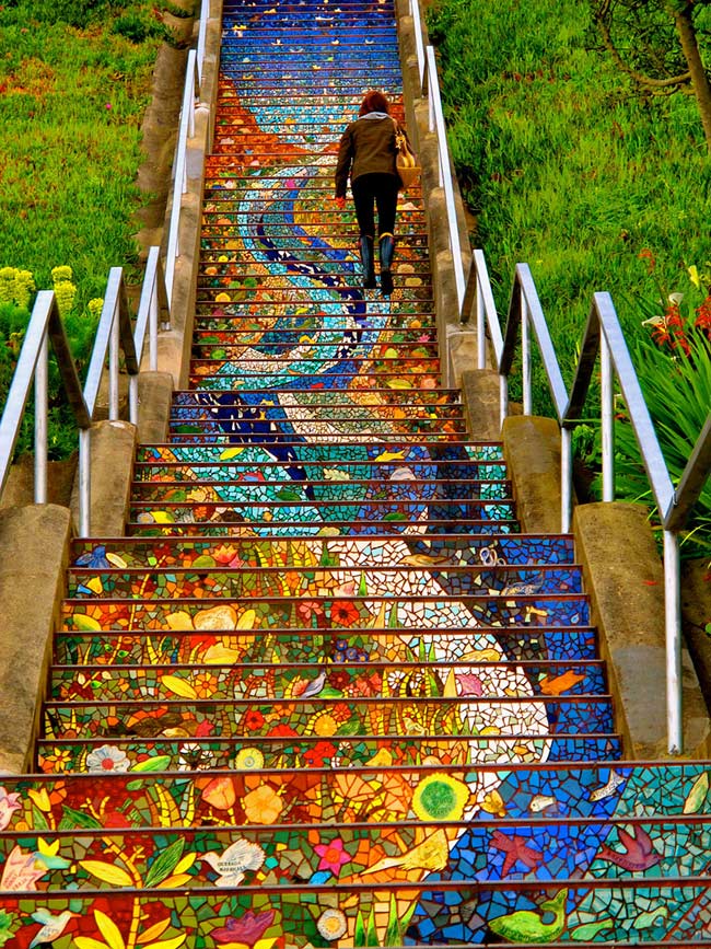 1. Cầu thang gắn gốm ở đường số 16, San Francisco (Mỹ): Tác phẩm nghệ thuật đường phố tuyệt vời này được hai nữ nghệ sĩ Aileen Barr và Colette Crutcher cùng hơn 300 người khác hoàn thành năm 2005, sau 2 năm thực hiện. 


