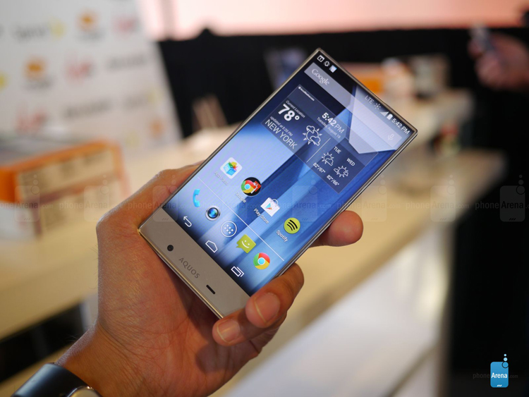 Aquos Crystal được hãng sản xuất của Nhật Bản là Sharp ra mắt với biệt danh 'smartphone không viền màn hình'.
