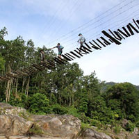 Tin tức trong ngày - Rợn người đi qua cầu treo, dây cáp