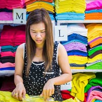 Thời trang công sở - Nghịch lý "thượng đế" nơm nớp sợ chủ hàng ở chợ Việt