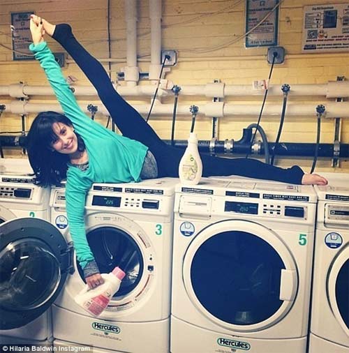 Kỳ lạ người đẹp tập yoga ở mọi lúc mọi nơi - 4