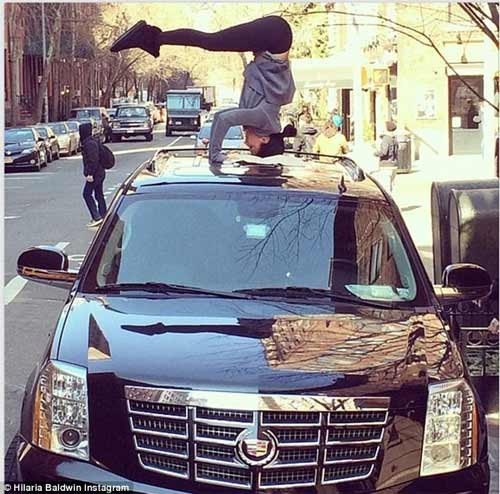 Kỳ lạ người đẹp tập yoga ở mọi lúc mọi nơi - 5