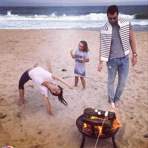 Kỳ lạ người đẹp tập yoga ở mọi lúc mọi nơi - 6