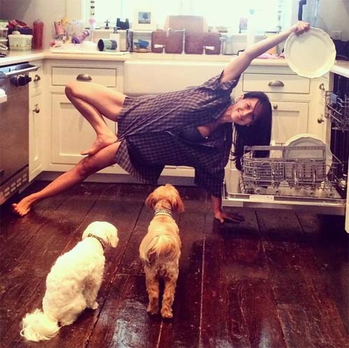 Kỳ lạ người đẹp tập yoga ở mọi lúc mọi nơi - 8