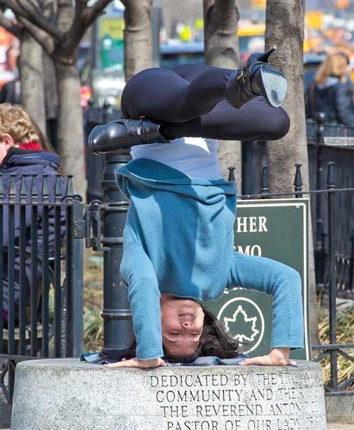 Kỳ lạ người đẹp tập yoga ở mọi lúc mọi nơi - 9