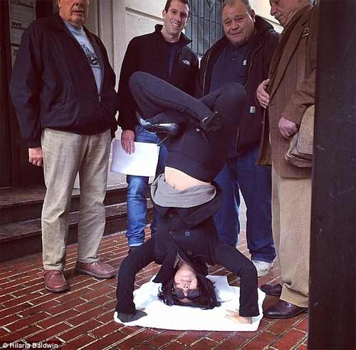 Kỳ lạ người đẹp tập yoga ở mọi lúc mọi nơi - 10