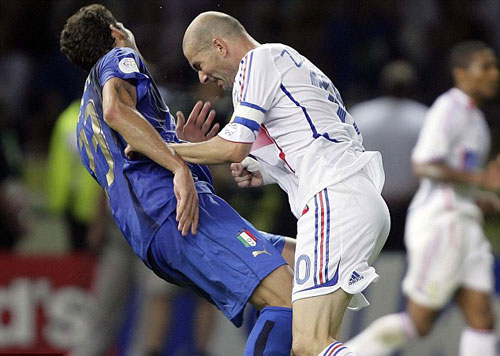 Materazzi thách Zidane dội nước đá - 1