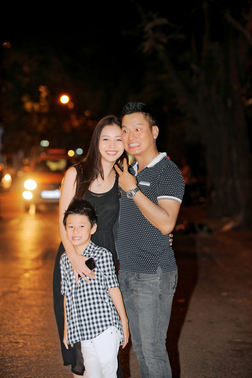 Chồng Jennifer Phạm biểu cảm hài hước bên vợ con - 1