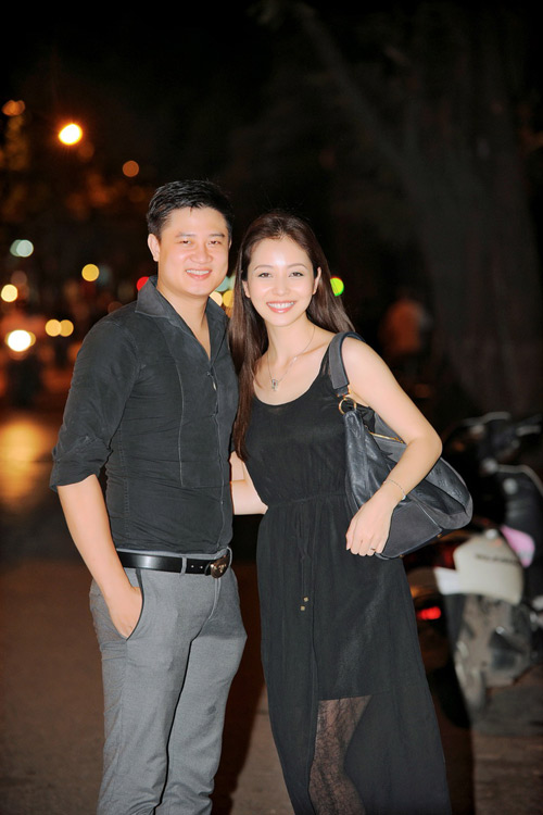 Chồng Jennifer Phạm biểu cảm hài hước bên vợ con - 4