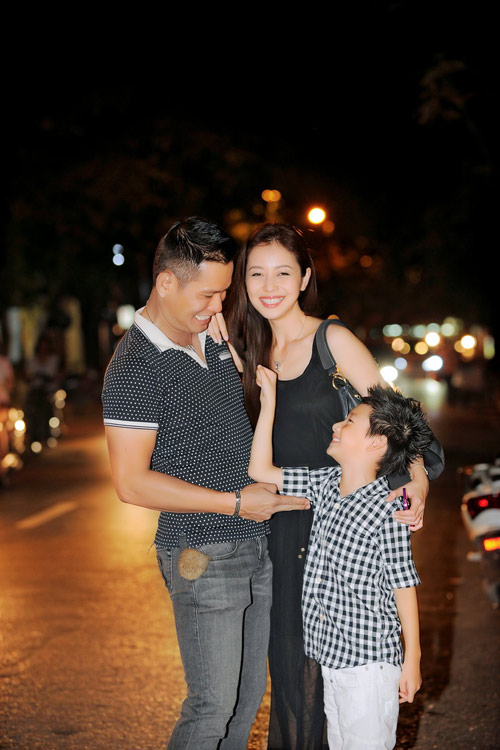 Chồng Jennifer Phạm biểu cảm hài hước bên vợ con - 2