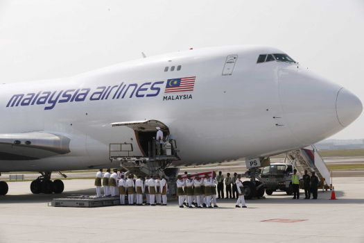 Malaysia xúc động đón nhận thi thể nạn nhân MH17 - 1