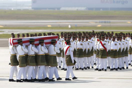 Malaysia xúc động đón nhận thi thể nạn nhân MH17 - 2