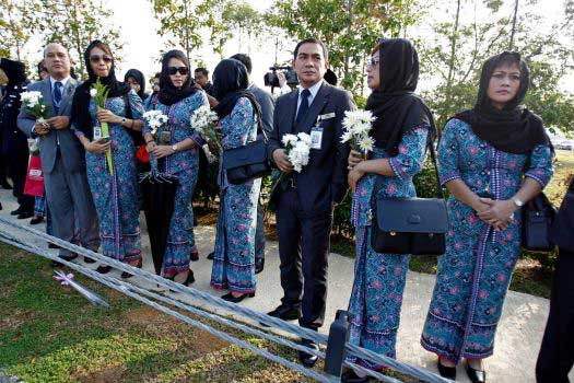Malaysia xúc động đón nhận thi thể nạn nhân MH17 - 4