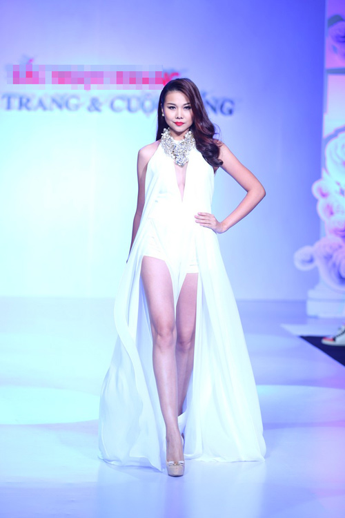 Mẫu Việt "tưng bừng" khoe vòng 1 trên sàn catwalk - 9