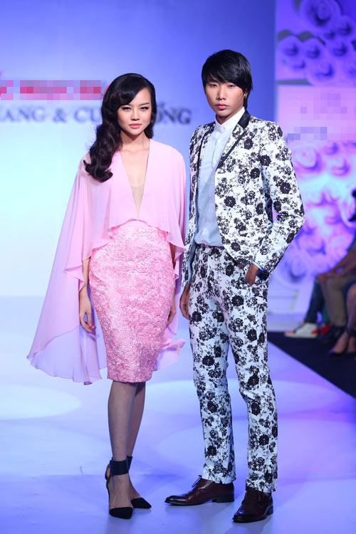 Mẫu Việt "tưng bừng" khoe vòng 1 trên sàn catwalk - 14