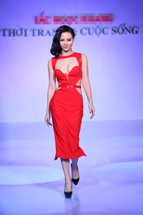 Mẫu Việt "tưng bừng" khoe vòng 1 trên sàn catwalk - 4