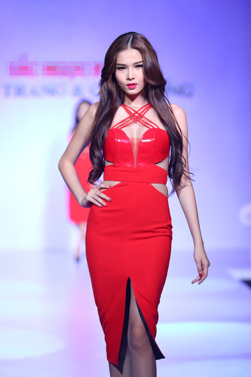 Mẫu Việt "tưng bừng" khoe vòng 1 trên sàn catwalk - 5