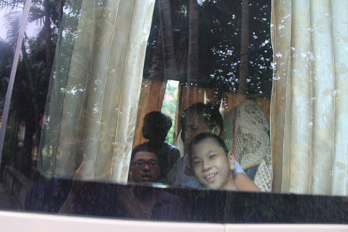 Chùm ảnh: Đưa 17 trẻ ở chùa Bồ Đề về nhà mới - 1