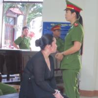 Pháp luật - Hoãn phiên toà xét xử vợ nguyên bí thư xã đốt xác